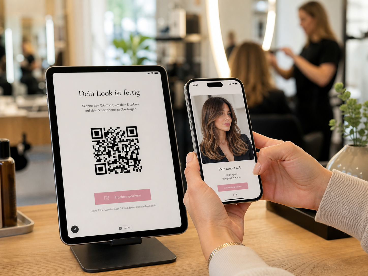 Kunde scannt QR-Code von der iPad-App und sieht das Lookbook auf dem Smartphone